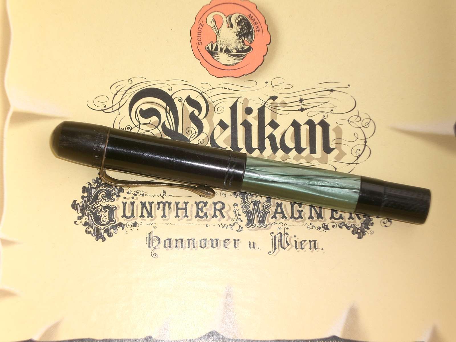 PELIKAN 100 geschlossen.jpg