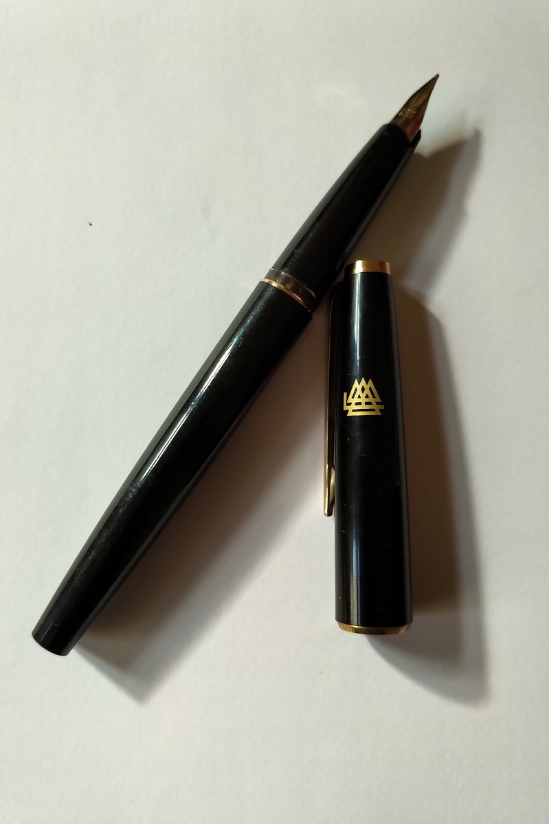 Montblanc 220p unbek. logo.jpg