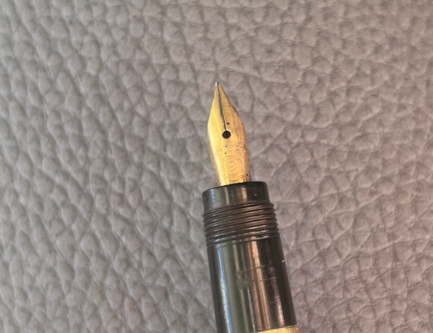 Feder mit Montblanc Logo und Schriftzug