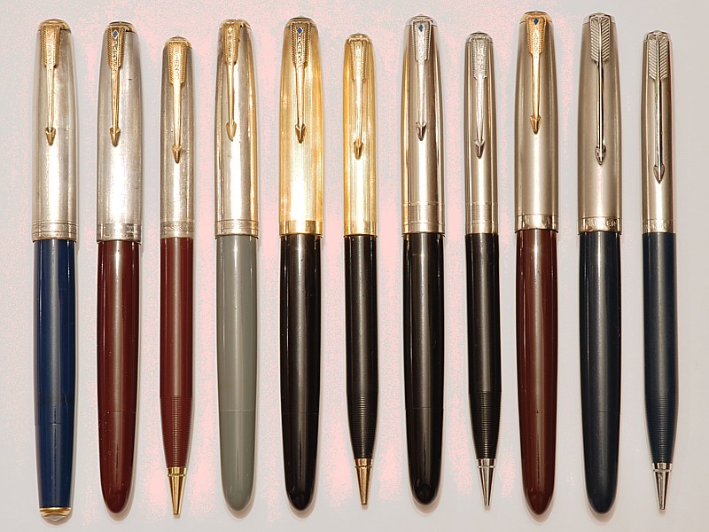 Ganz links ein Modell aus der ersten Serie von 1941, dann diverse Kappen- und Schaftfarben. Ganz rechts ein Set mit den später auch bei den &quot;Aerometric&quot;-Füllern verwendeten Clips. Der dunkelrote Füller einen Platz weiter links ist aus kanadischer Produktion.