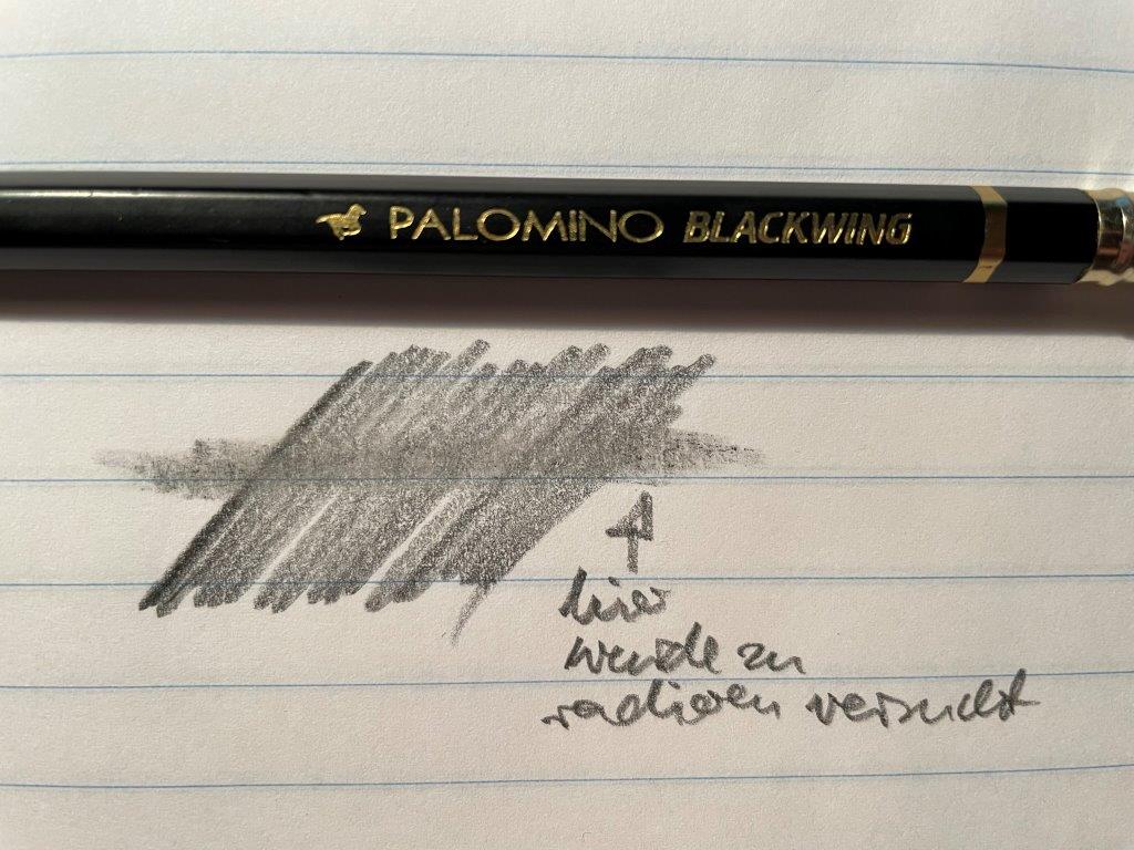 mit dem Palomino Blackwing radieren.jpg