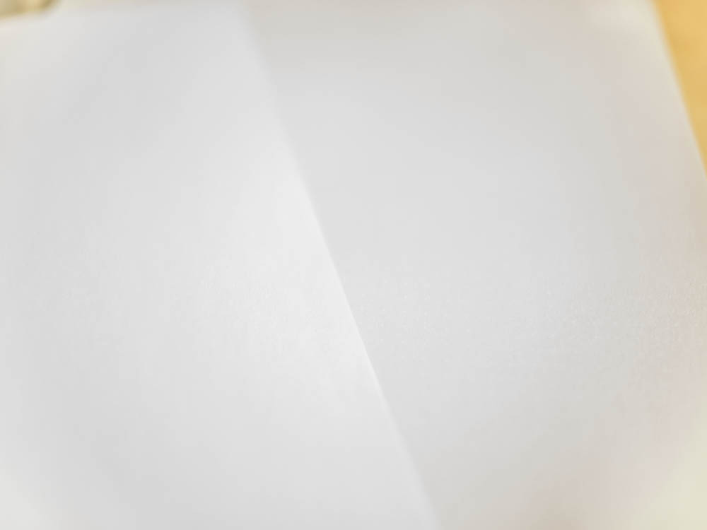 Papierfarbe im Vergleich zu normalem Kopierpapier