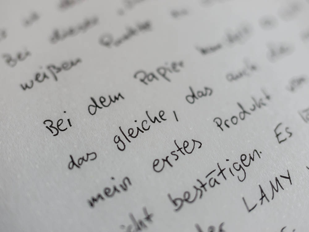LAMY Al-Star mit M-Feder &amp; T52 Tinte schwarz auf dem Leuchtturm Papier