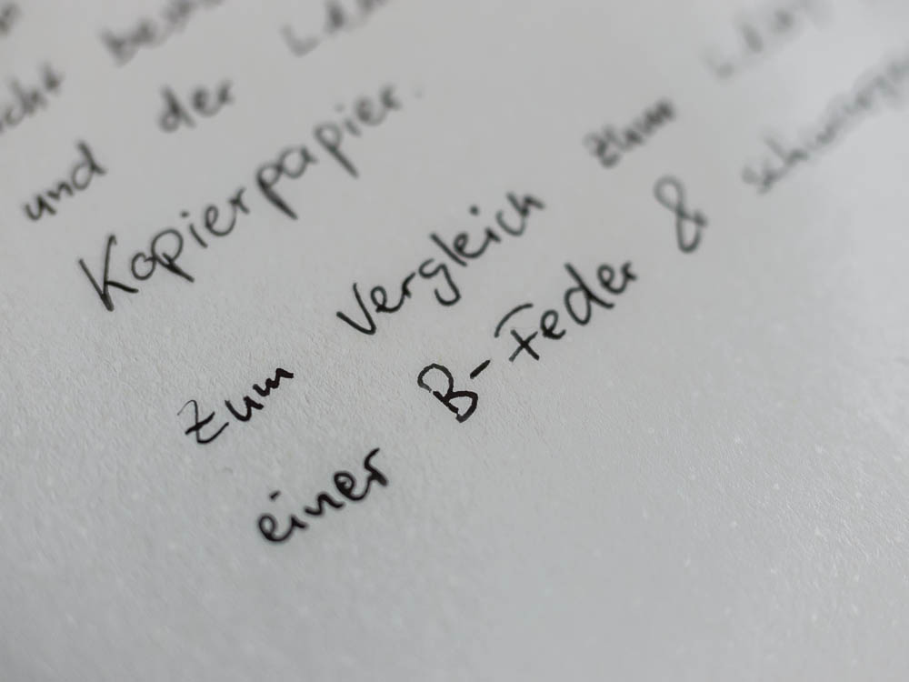 LAMY st mit B-Feder &amp; schwarzer LAMY Patrone auf dem Leuchtturm Papier