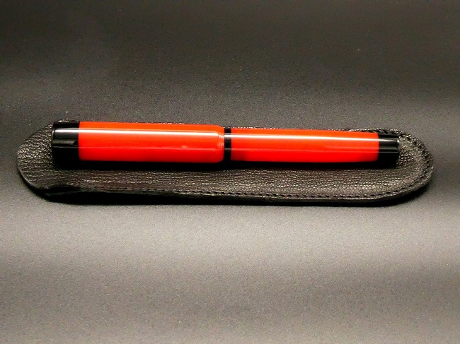 pen-sleeve-black-leather-goat-vegetabil-tanned-krieger-P1000754_650px.jpg