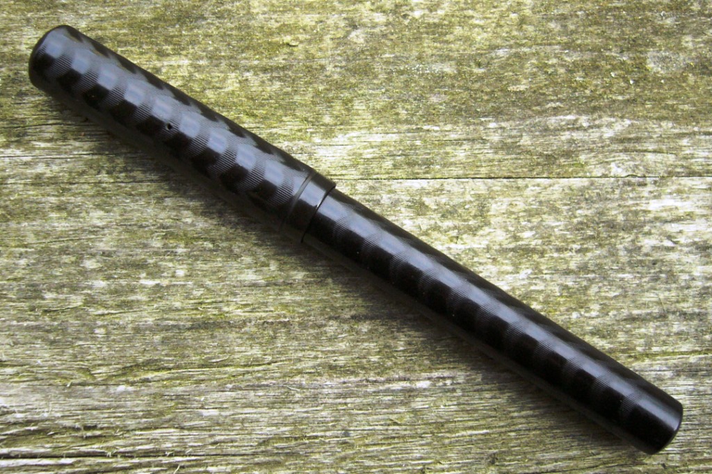 Der Füller ist eher klein, geschlossen nur 11,9cm lang und ist aus Ebonit gefertigt