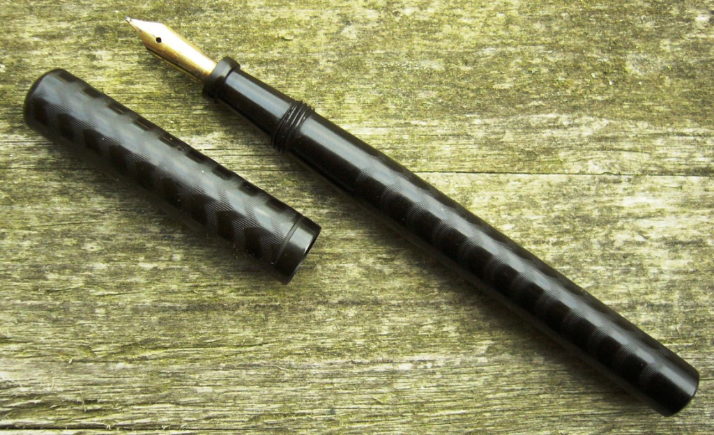 Im Gegensatz zum Kaweco 1910 hat er eine geschraubte Kappe