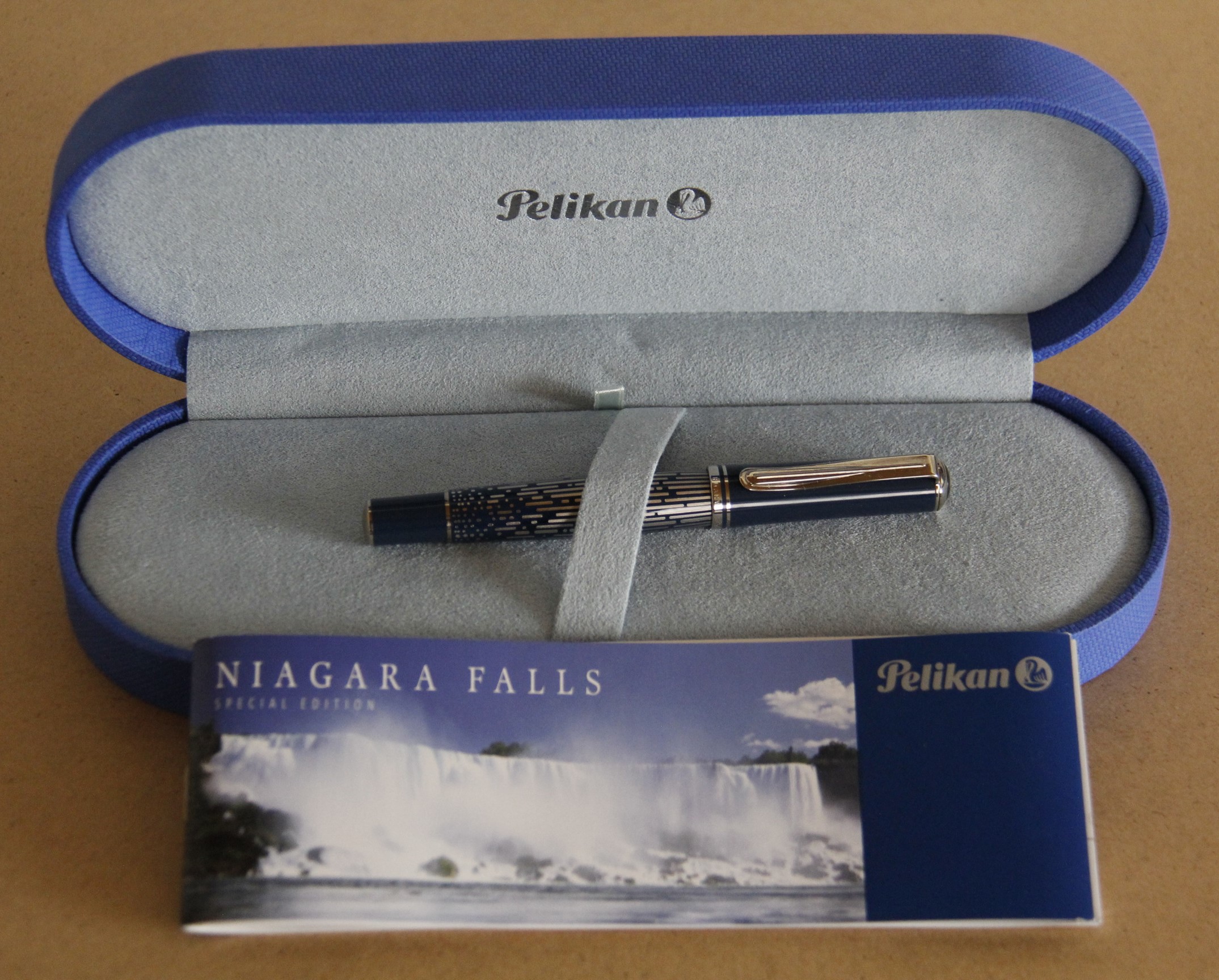 Pelikan Niagara Falls1.jpg