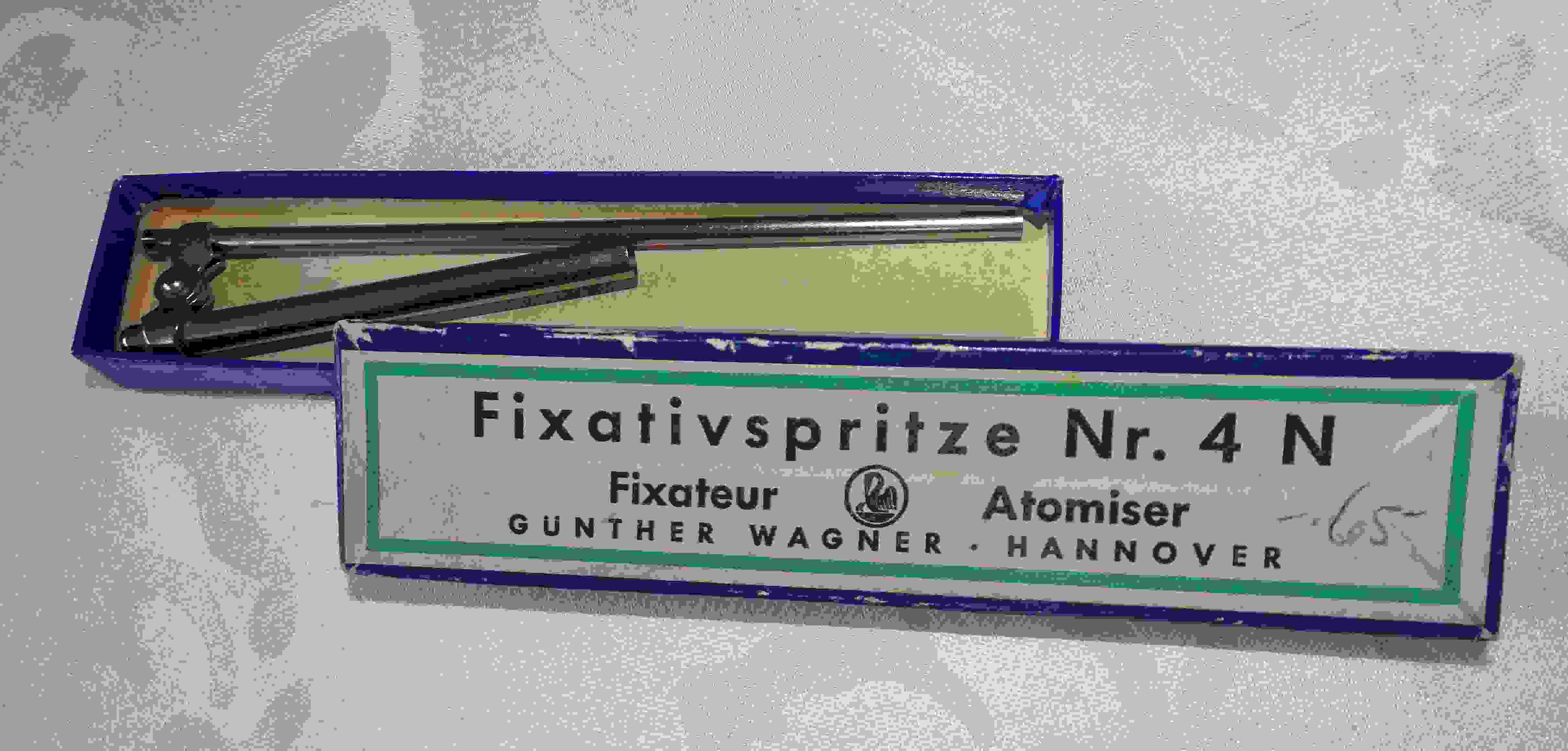 Fixativ-Spritze verkleinert.jpg