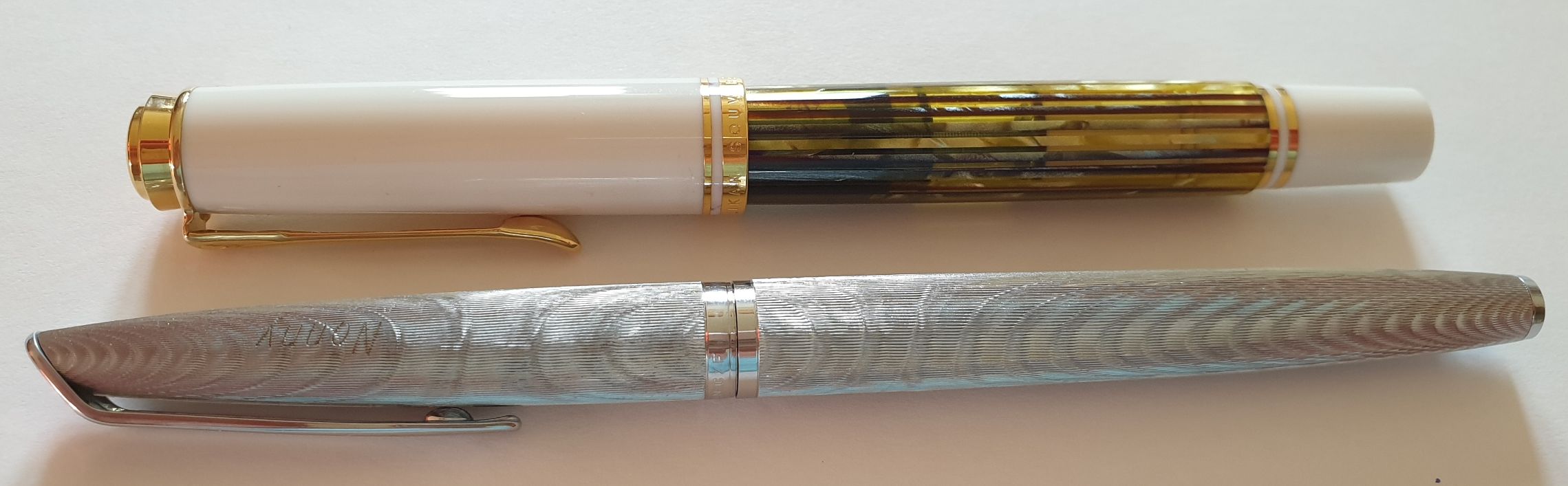 Waterman-CF-Moirée-silber-vs-Pelikan-M400.jpg