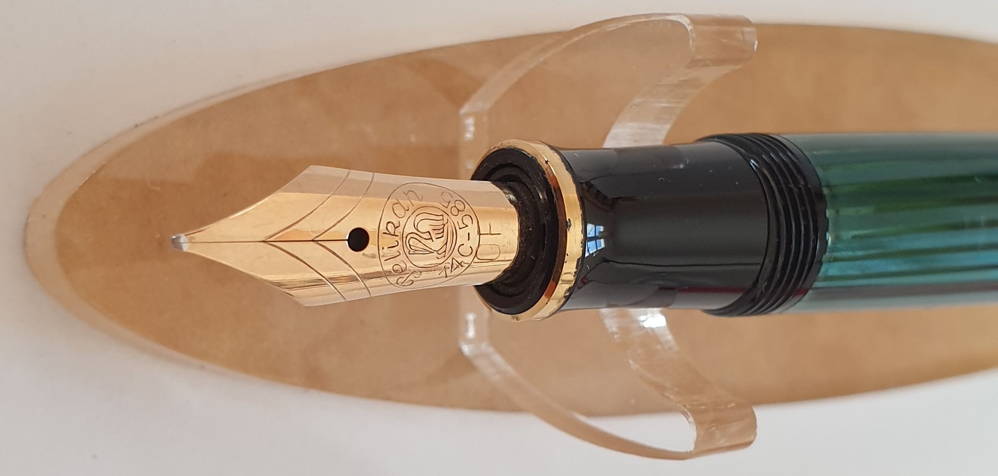 Pelikan-M400-OF-grün-gestreift-Feder-von-oben.jpg