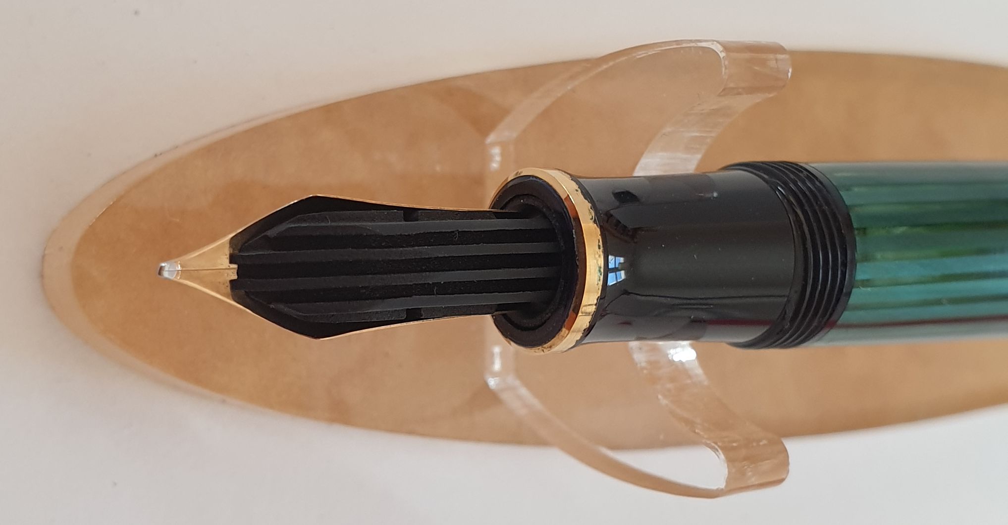 Pelikan-M400-OF-grün-gestreift-Feder-von-unten.jpg