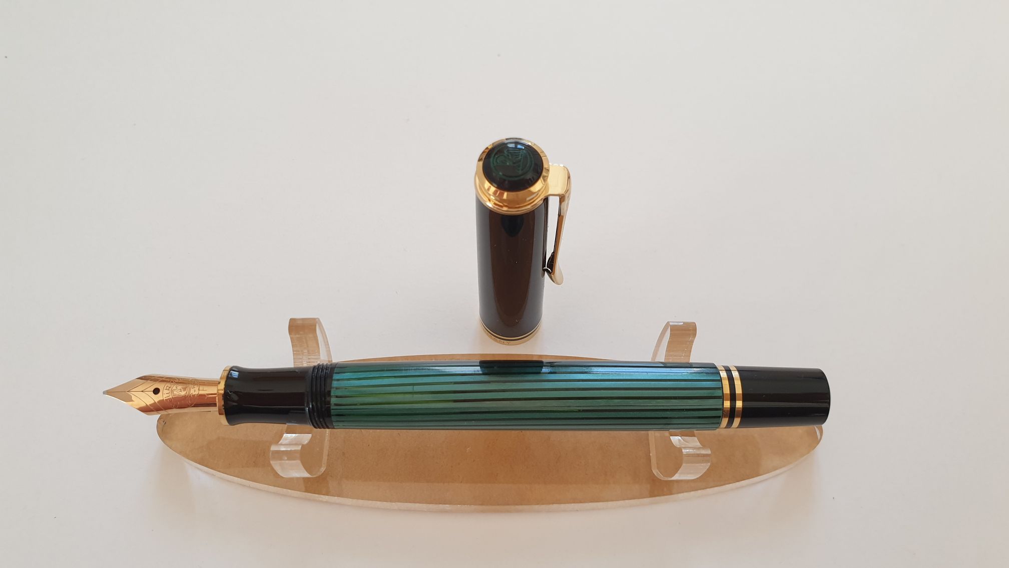 Pelikan-M400-OF-grün-gestreift-Kappe-grün.jpg