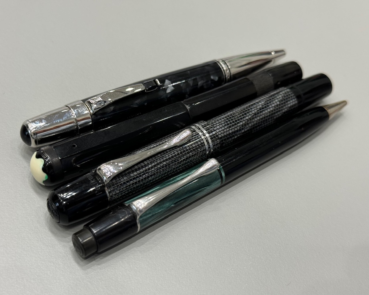 Zwei Füller, Kugelschreiber und Druckblei