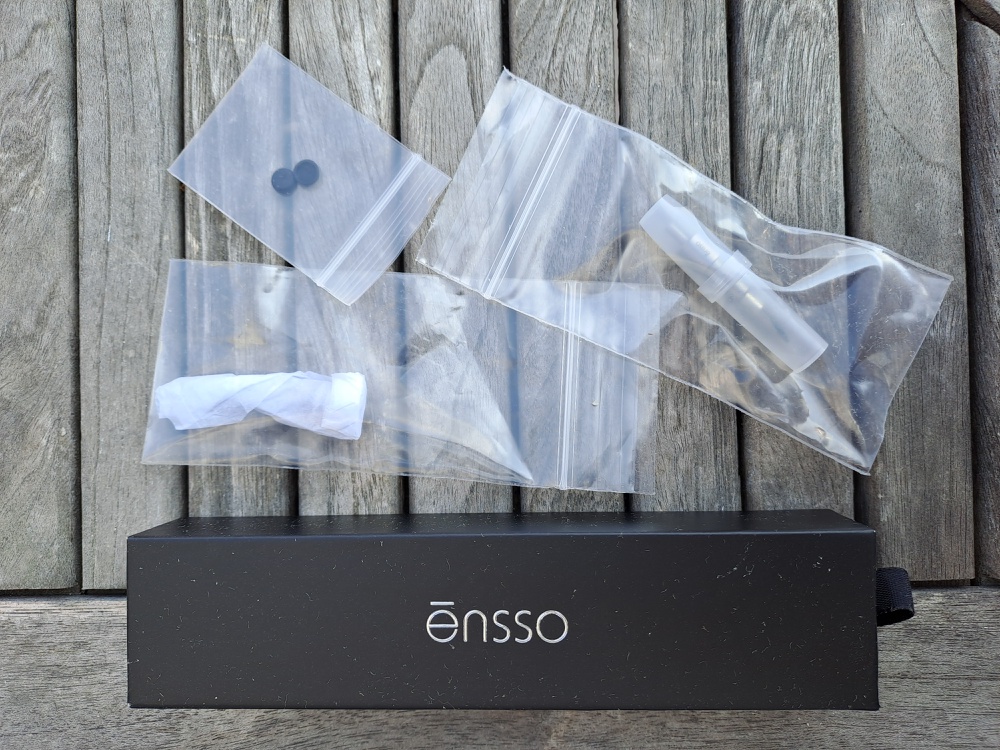 im UZS: der Clip, die beiden Ersatzdichtungen, die zweite Feder und Füllerverpackung