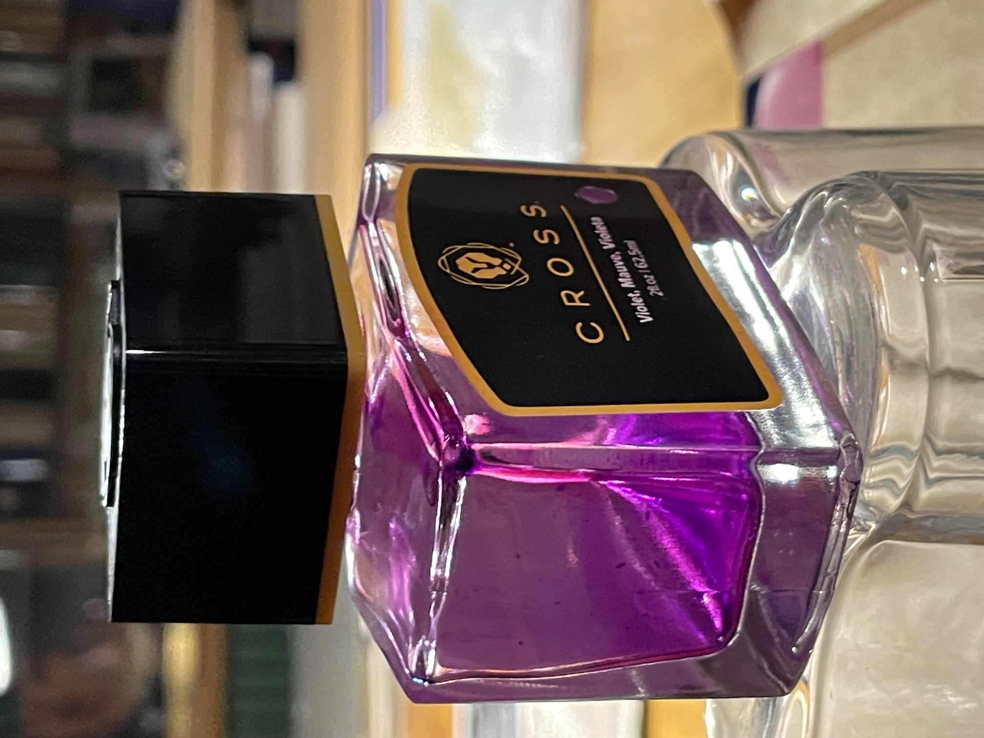ein leeres Glas Cross Violet