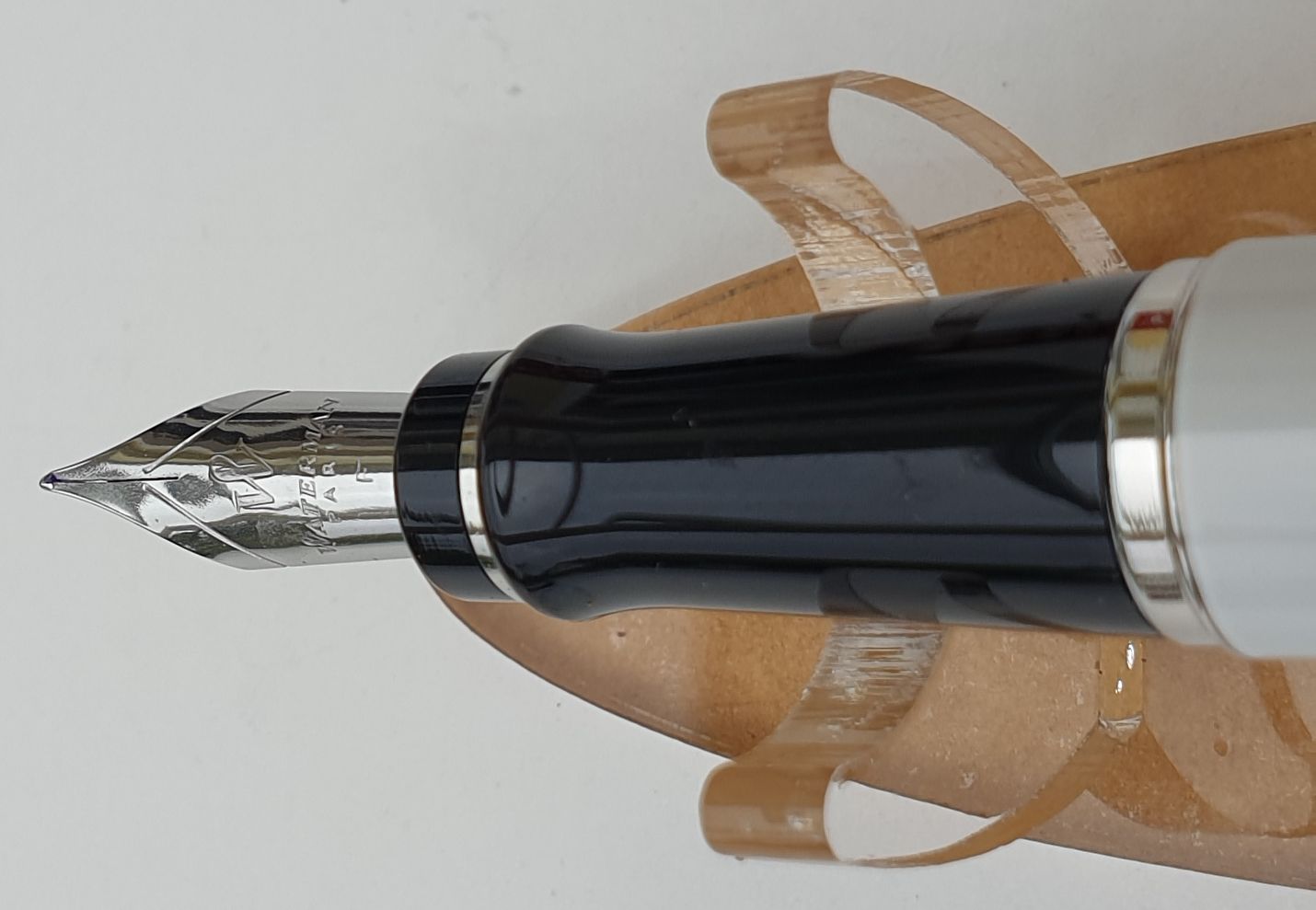 Waterman-Expert-3-F-Deluxe-weiß-Feder-von-oben.jpg