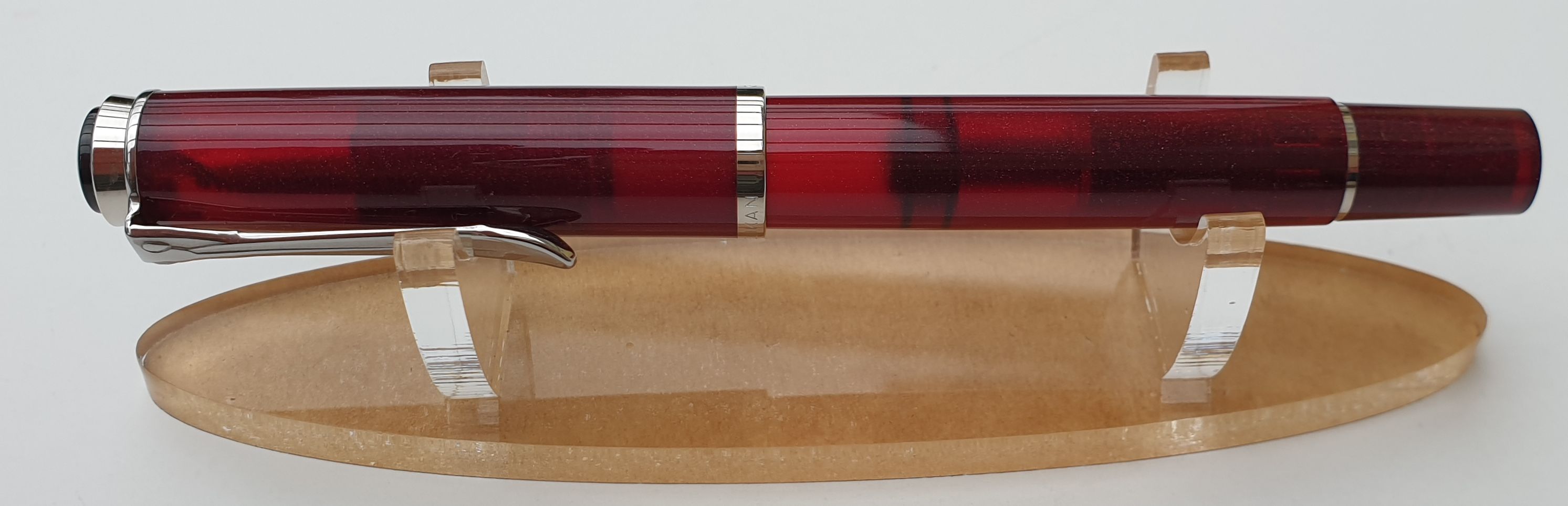 Pelikan-M205-B-Star-Ruby-B-geschlossen.jpg