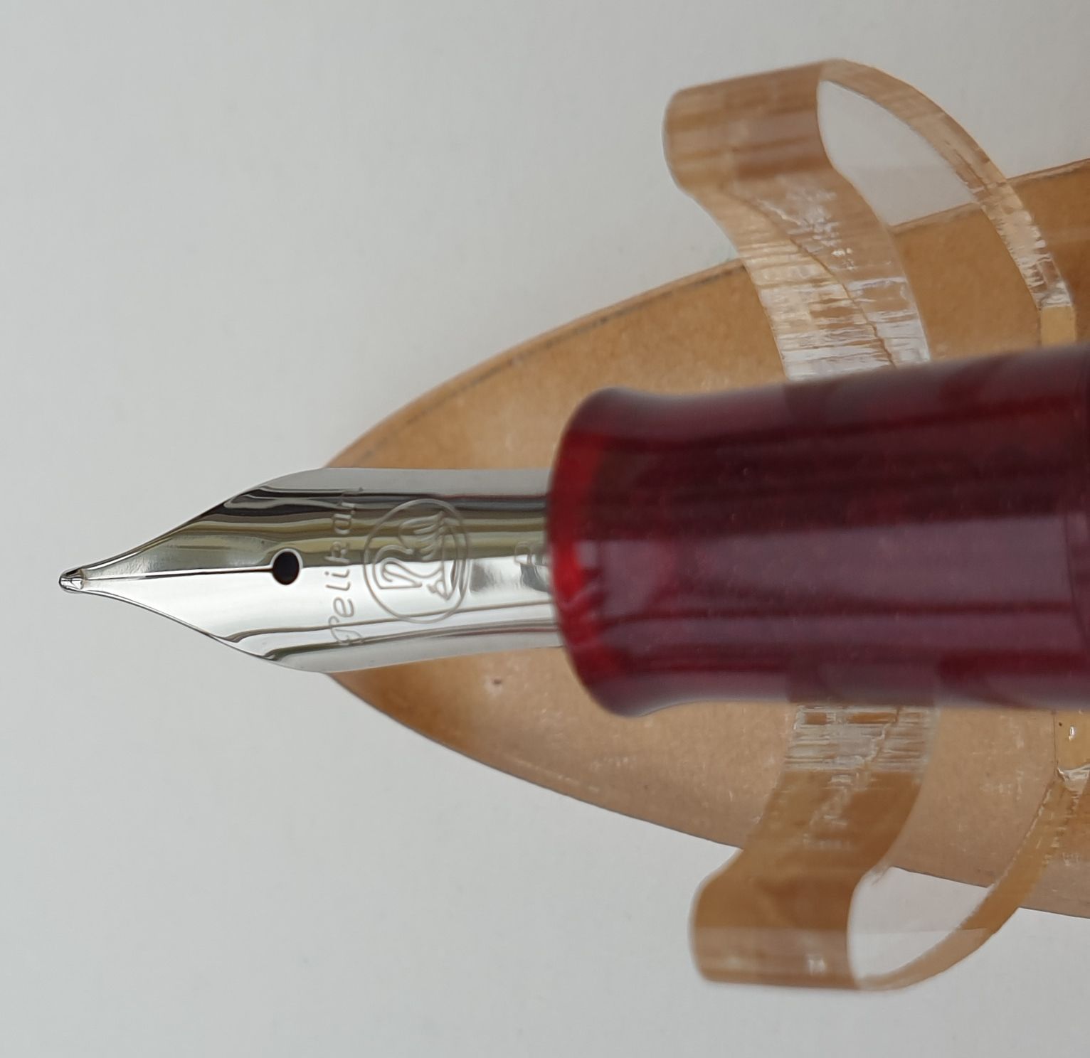 Pelikan-M205-B-Star-Ruby-Feder-von-oben.jpg