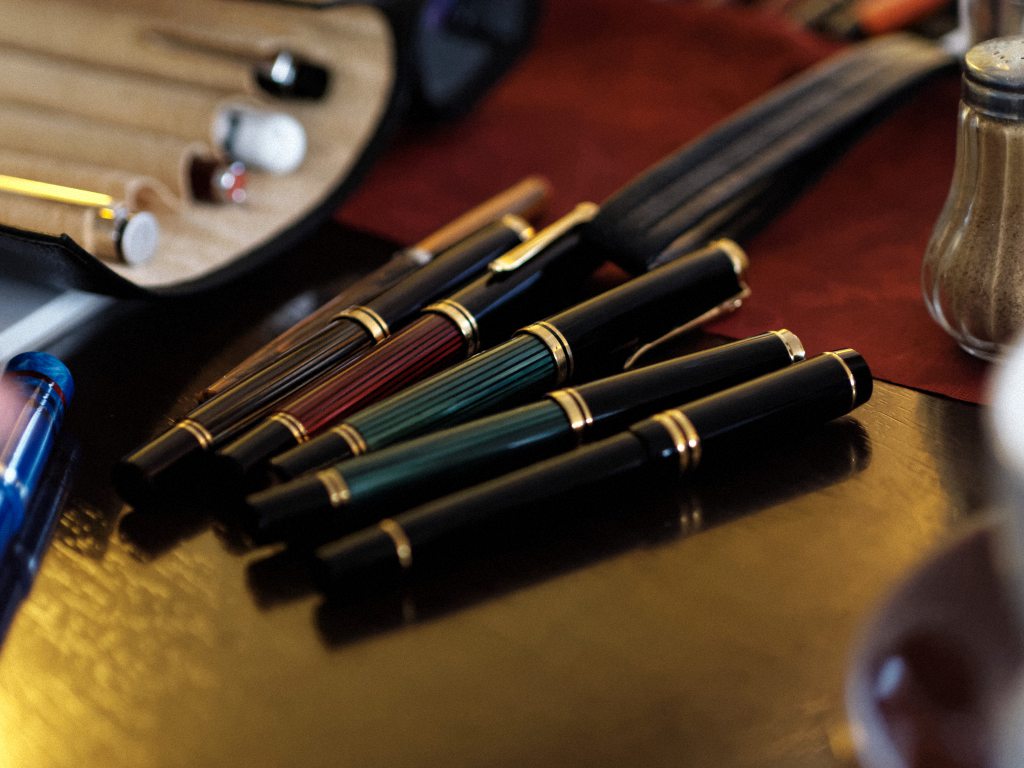 In Hitchcocks Meisterwerk „The Birds“ waren ursprünglich Pelikane als die Bösewichte geplant. Die Gage, die sie verlangten, erwies sich jedoch als zu hoch – selbst für den großzügigen Hitchcock-Produzenten. So blieb es bei den Seagulls. In Kiel durften Letztere hingegen nur neidisch von außen zusehen…