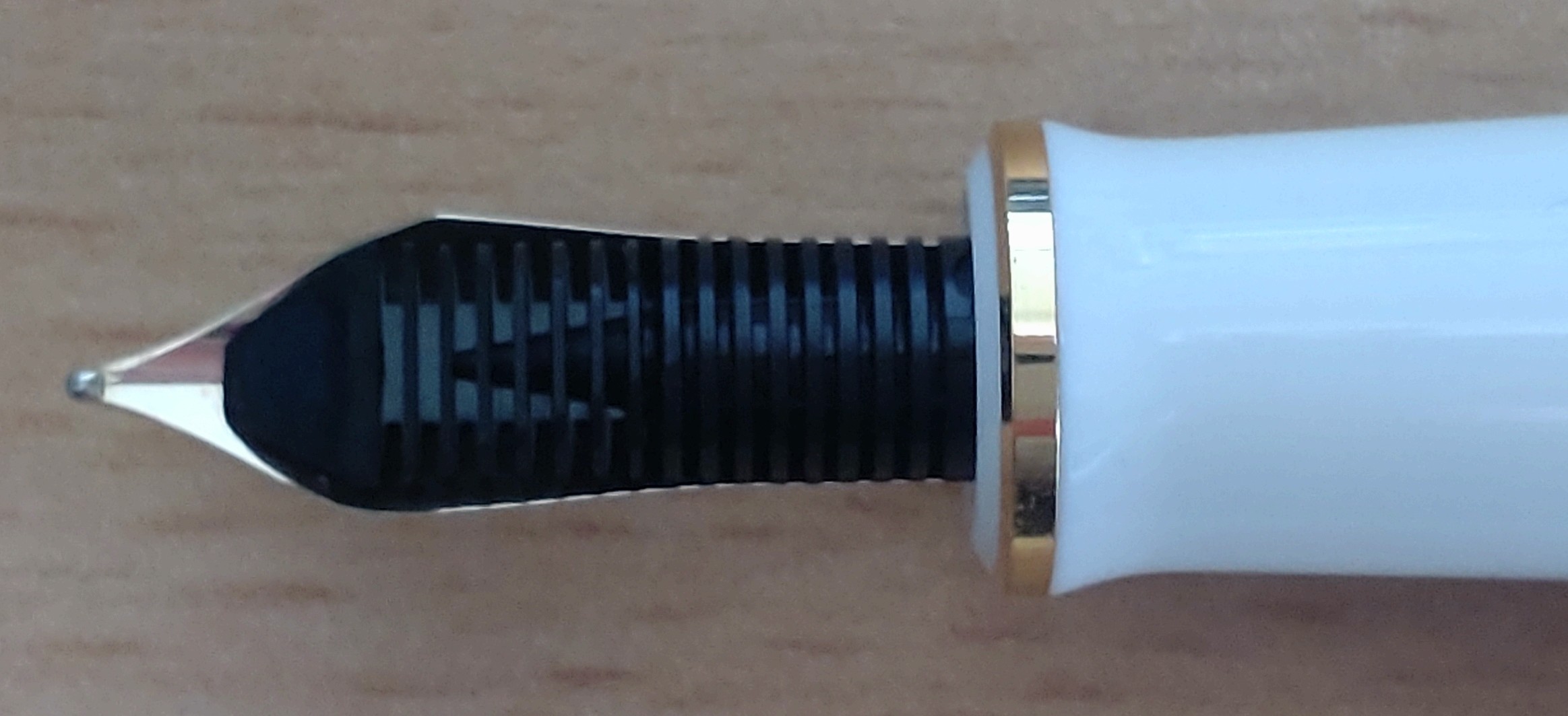 Pelikan M600 Violet White EF_2.jpg