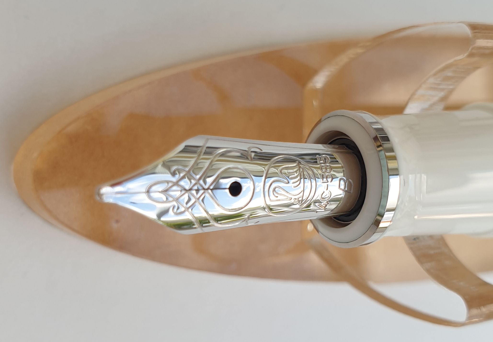 Pelikan-M605-B-grün-weiß-Feder.jpg