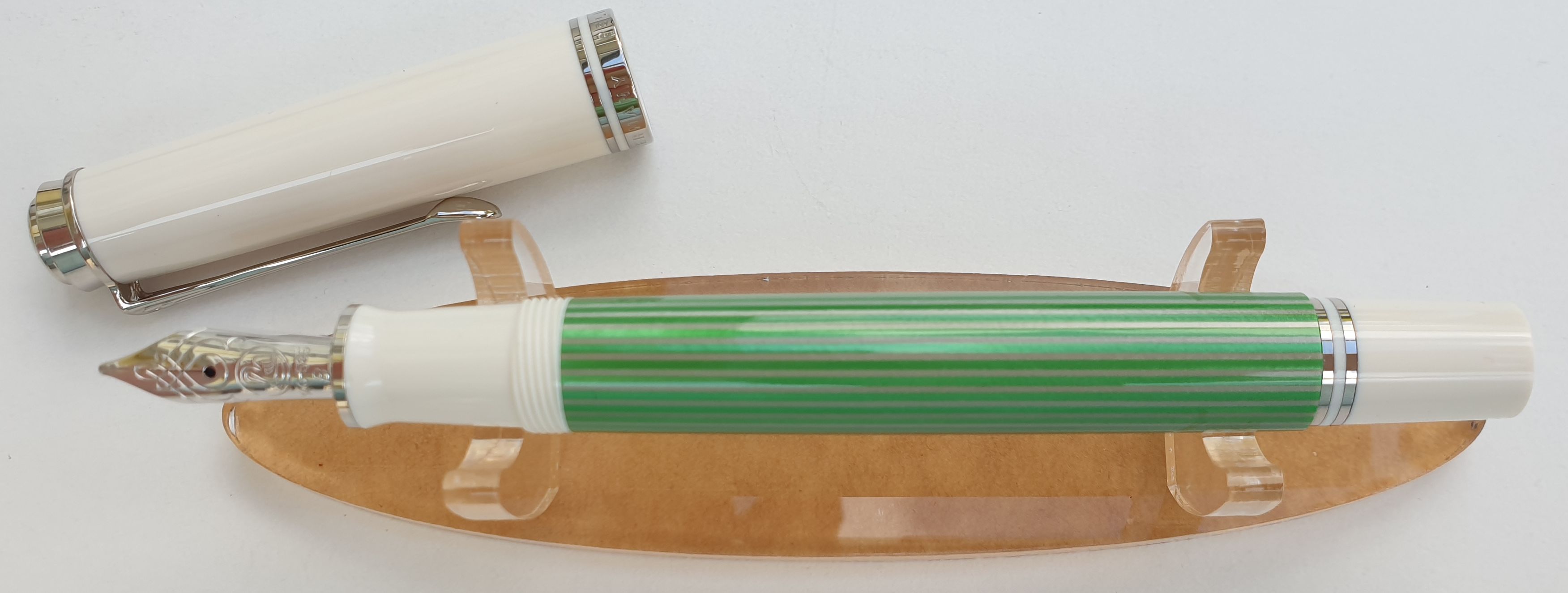 Pelikan-M605-B-grün-weiß-geöffnet.jpg