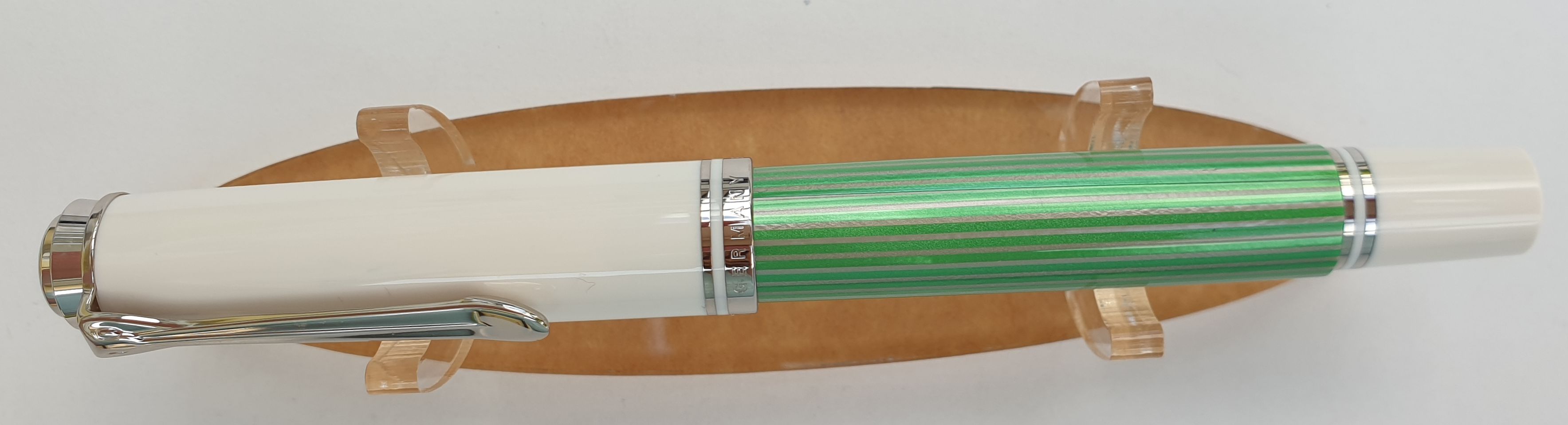Pelikan-M605-B-grün-weiß-geschlossen.jpg