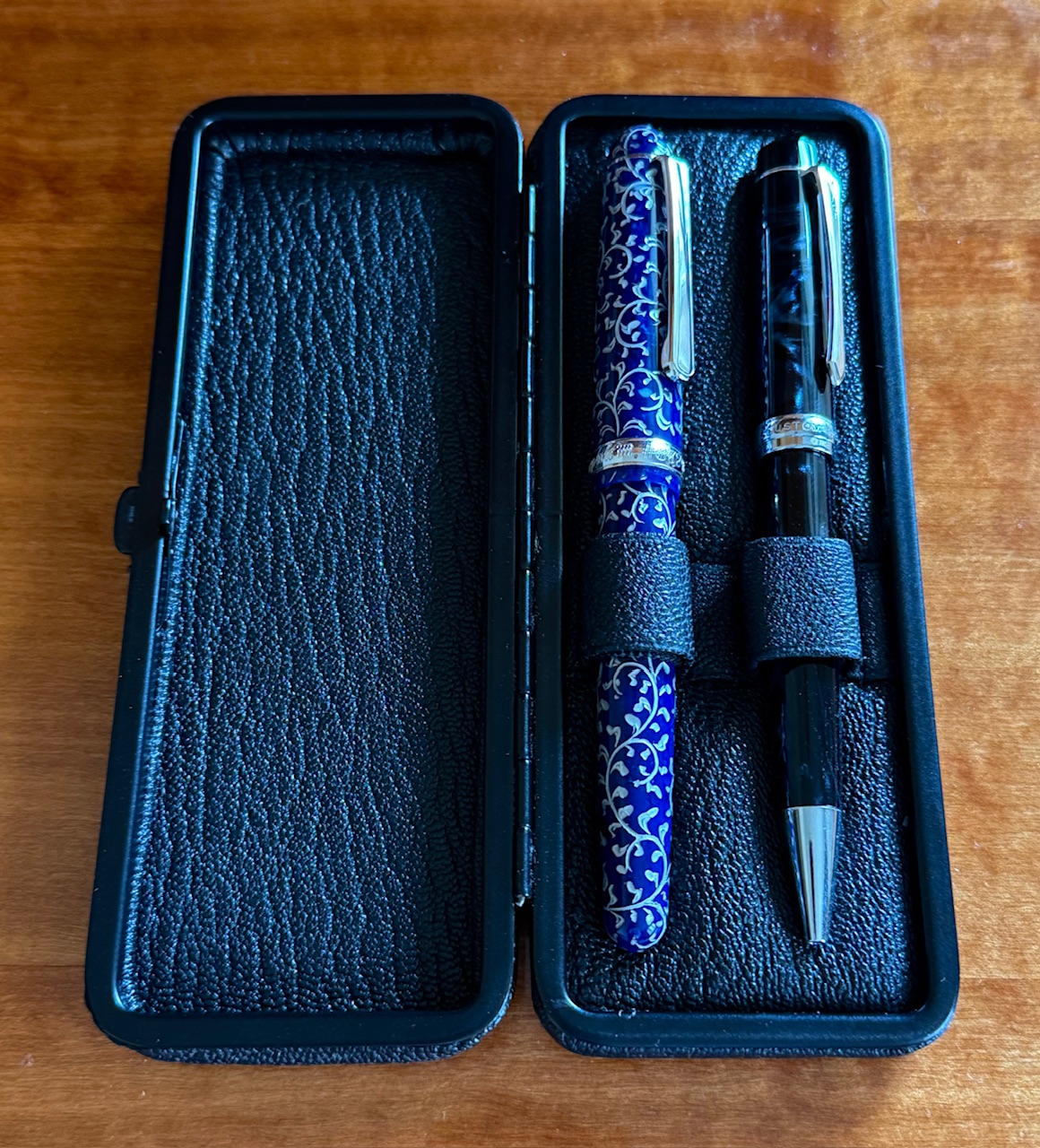 Platinum #3776 Century Karakusa Blue und Pilot Custom Heritage SE