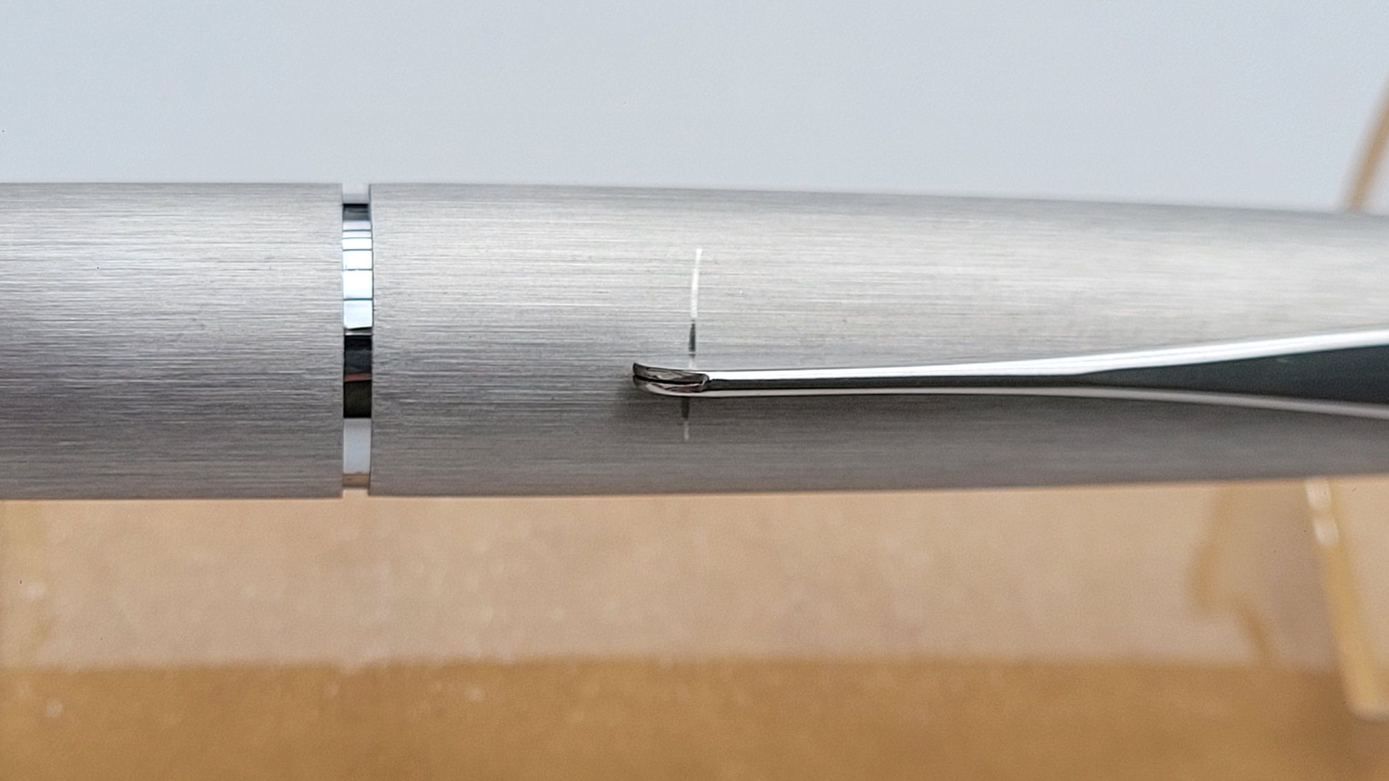 Lamy-Studio-F-brushed-Kratzer-unterhalb-Clip-LR.jpg