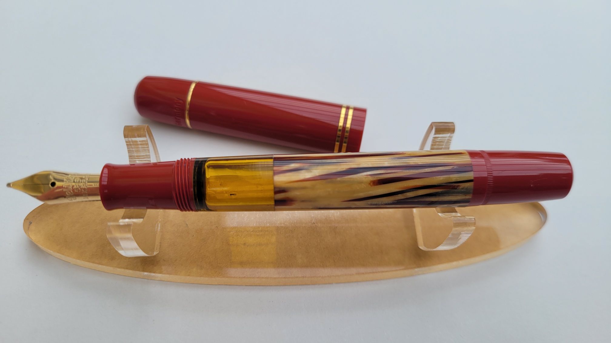 Pelikan-M101N-B-Schildpatt-rot-geöffnet-LR.jpg