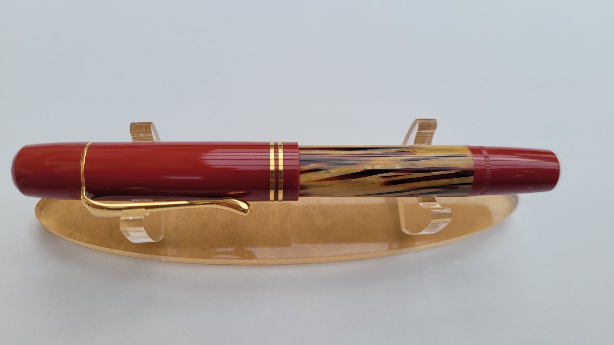 Pelikan-M101N-B-Schildpatt-rot-geschlossen-LR.jpg