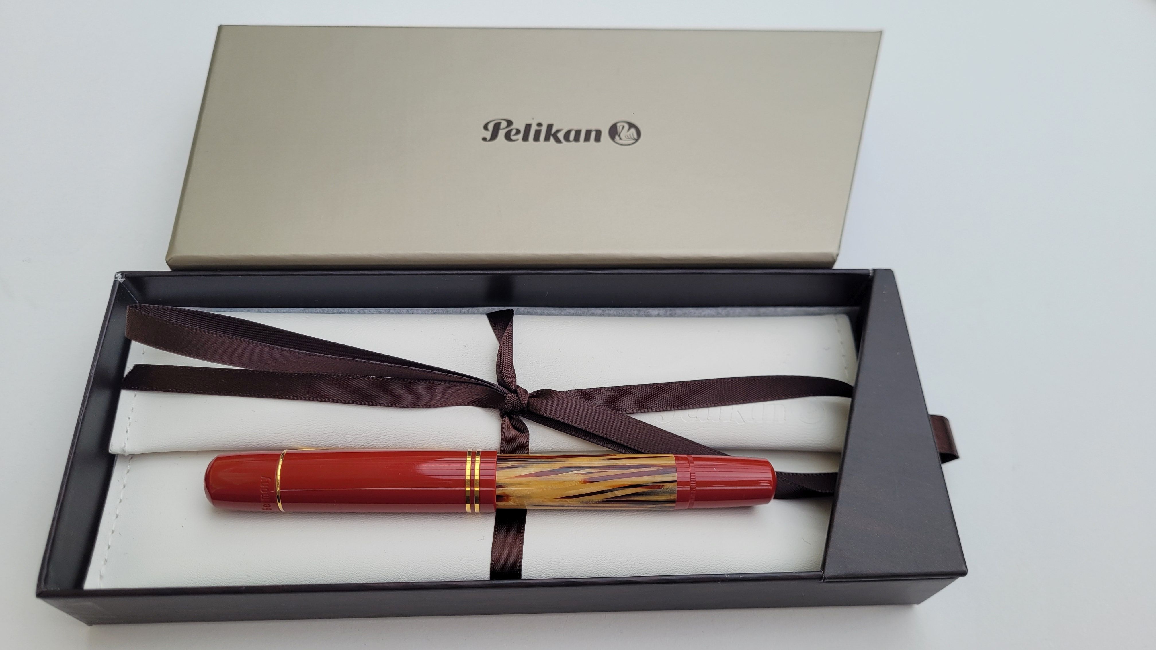 Pelikan-M101N-B-Schildpatt-rot-im-Etui-LR.jpg