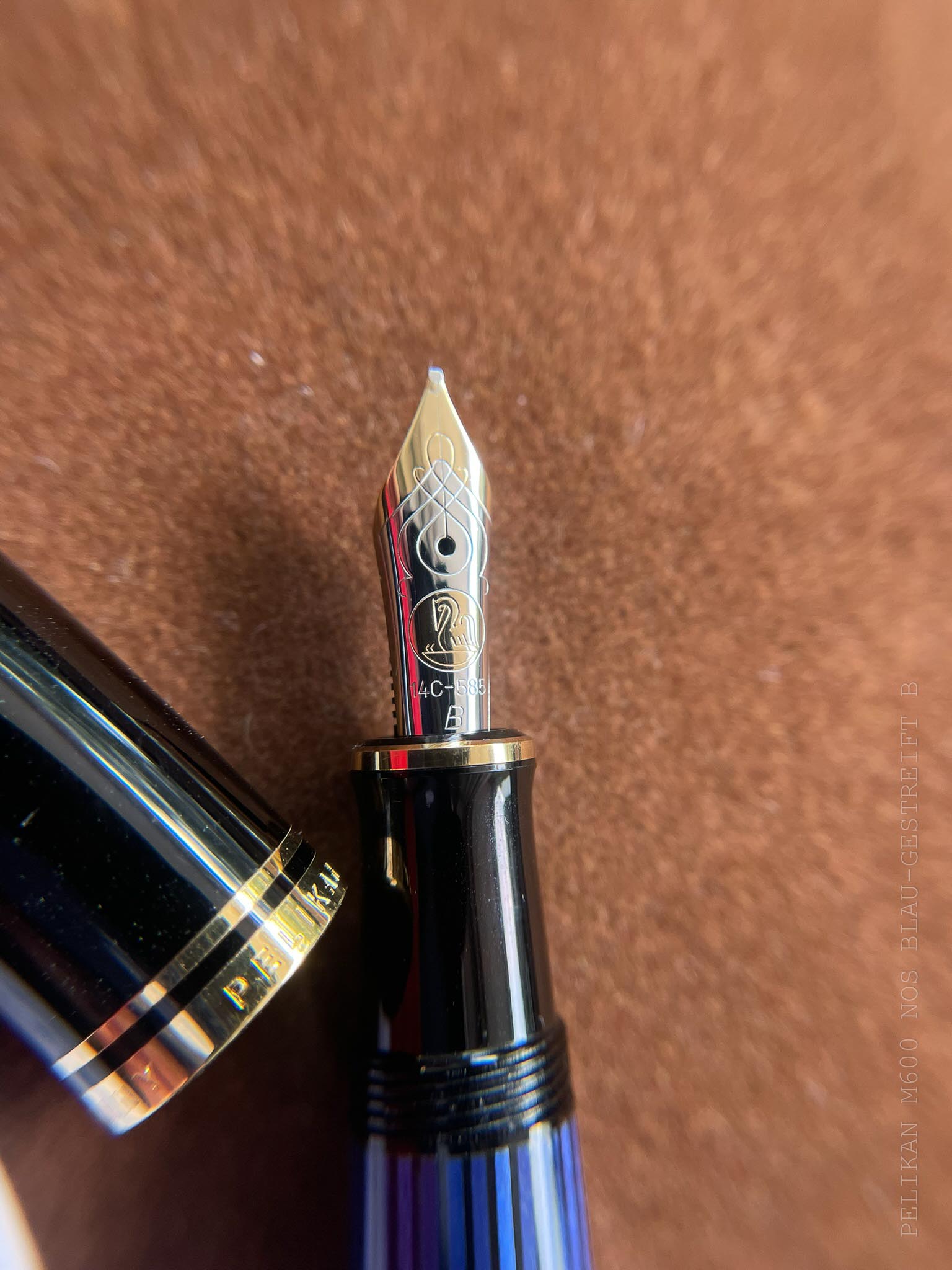 Pelikan M600 NOS Blau-Gestreift B-1.jpg