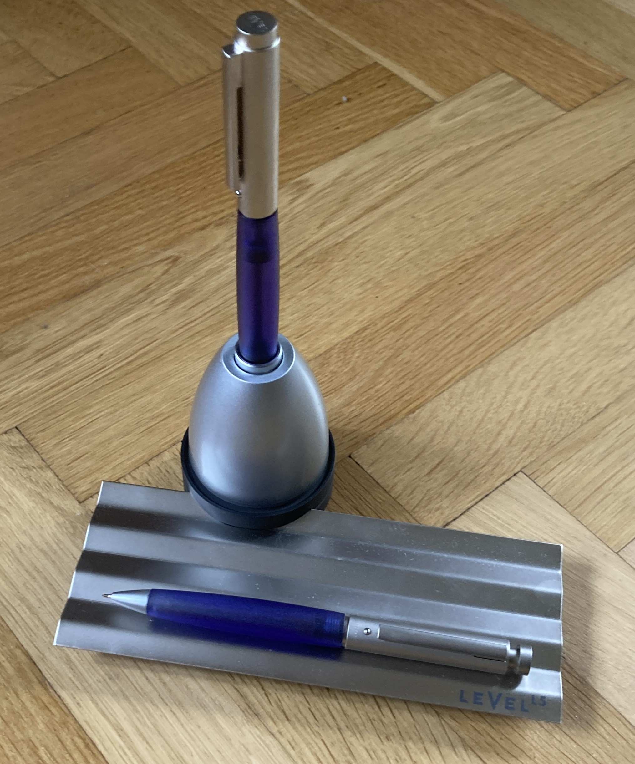 Level Ablage mit Stifte.JPG