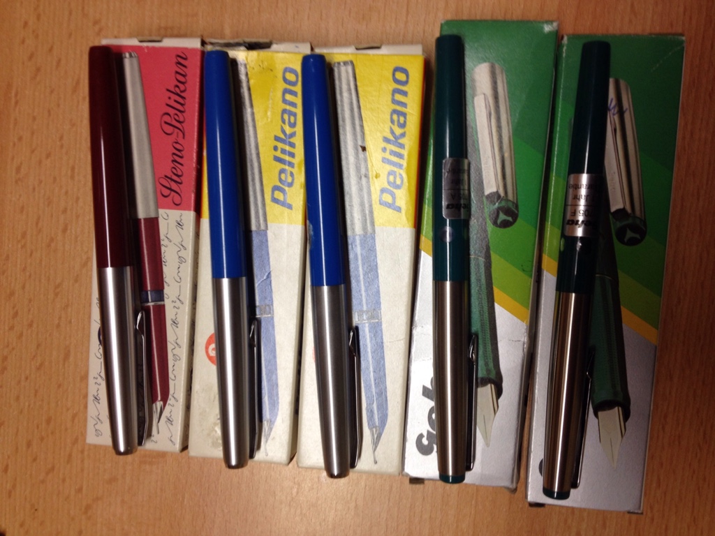 Zwei Gehas A und F Feder, zwei Pelikanos A und M Feder und ein Steno-Pelikan
