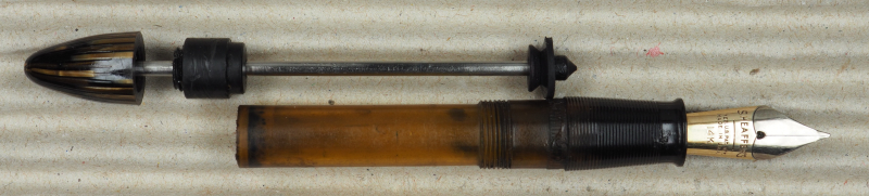 Zusammengesetzt, noch ohne den Schaft. Das Braune ist der Tintenbehälter, der später im Schaft verschwindet.