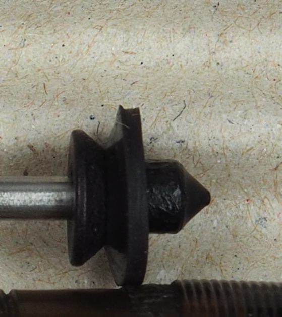 Konkave Unterlegscheibe, weiche Dichtung und Mutter auf am Ende der Kolbenstange.