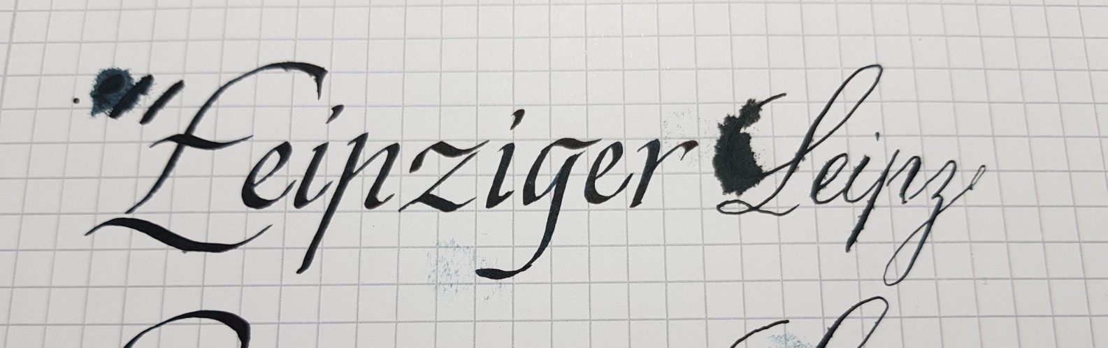 Tropfen springt aus der Feder, mit Bsndzug 3 Anstriche viel zuviel Tinte auf Papier.