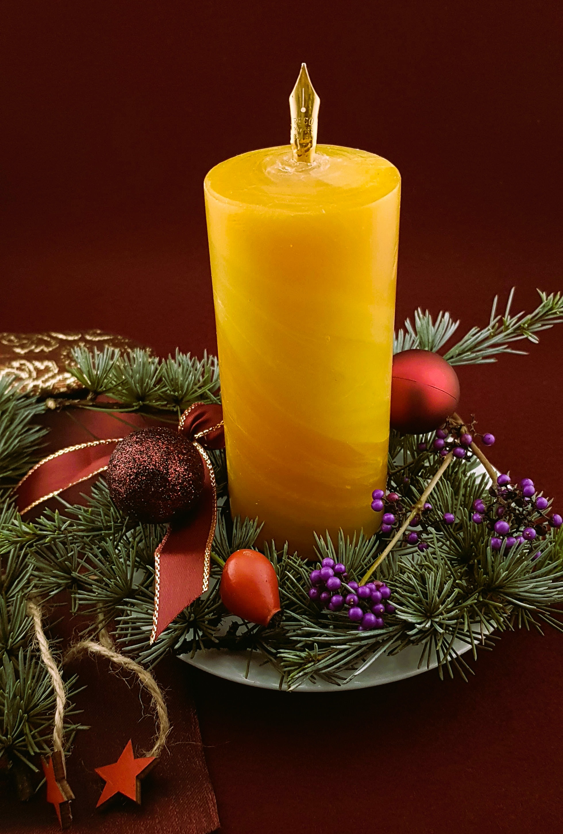 Bienenwachskerze mit Goldfeder.JPG