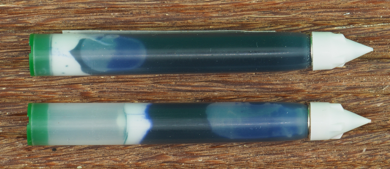 Transparente Mine befüllt (oben) und teilentleert. Der weiße Fettstopfen bewegt sich bei abnehmendem Tintenstand zum Druckausgleich in Richtung Schreibspitze