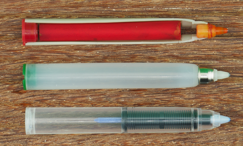 Drei Generationen von Kugelfüller-Minen: grau ab 1975, transparent (nicht datierbar), aktuell in 2025 (von oben)