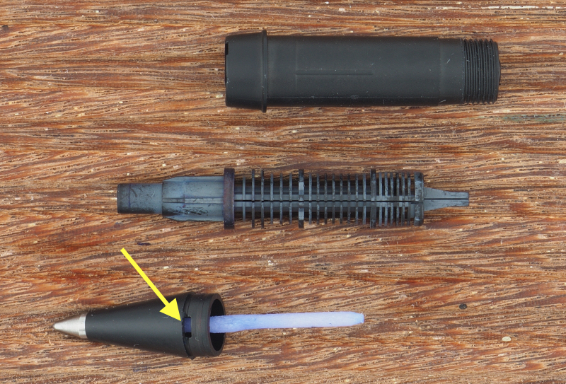 Aufbau der Roller-Spitze. Der Pfeil markiert nochmals die Öffnung zum Befüllen aus dem Tintenfass
