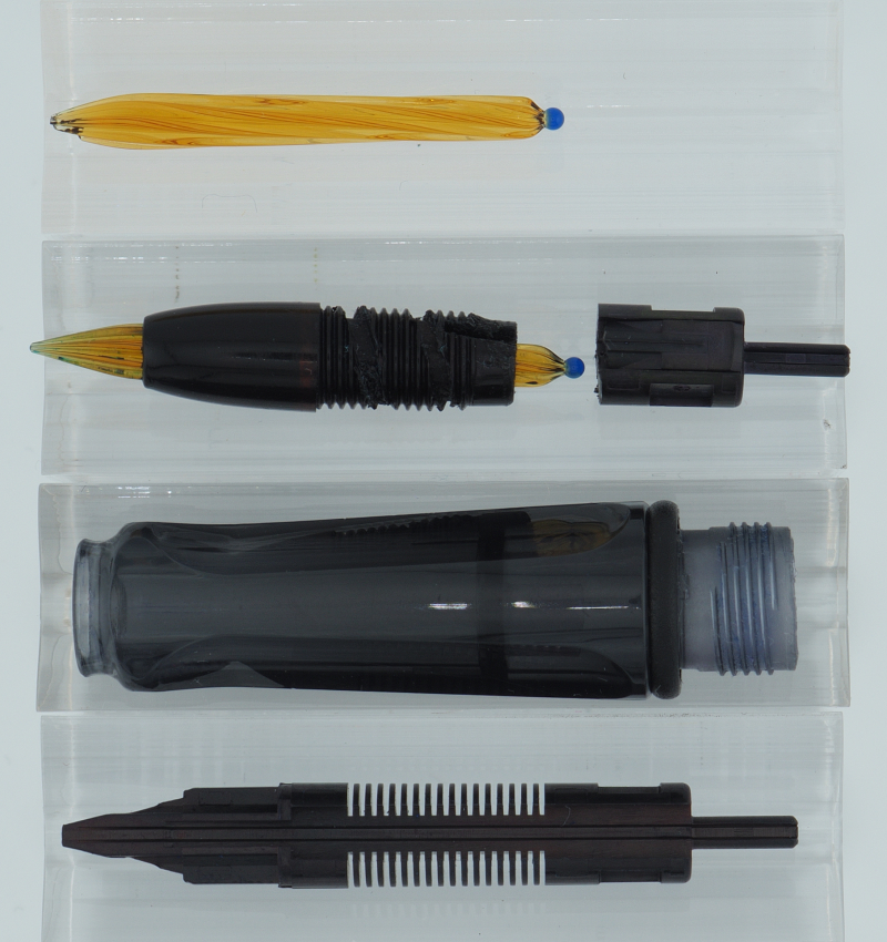 Nur Glasfeder (defekt), komplette Haro Panzerglasfeder mit dem Stück vom Lamy Original-Tintenleiter, Lamy AL-star Griffstück, Lamy Original-Tintenleiter komplett (von oben)