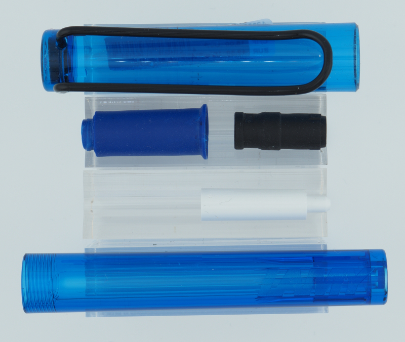 Einzelteile des Lamy Balloon: oben die Kappe mit der zerlegten Innenkappe, unten der Schaft mit dem weißen Abstandhalter