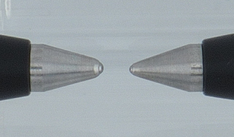 Schreibkugeldurchmesser 0,7 mm (links) für mittlere und 0,5 mm für feine Schriftbreite