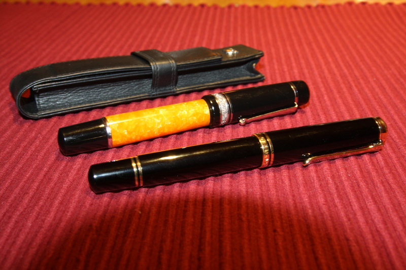 Delta Dolcevita Medium (hinten) und Pelikan M1000 (vorn)