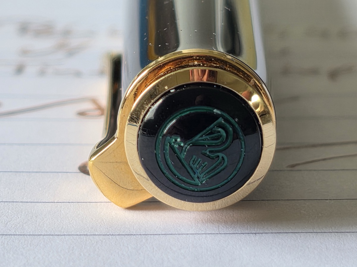 Auf dem Stift ist Staub zu sehen. Es handelt sich nicht um Beschädigungen.