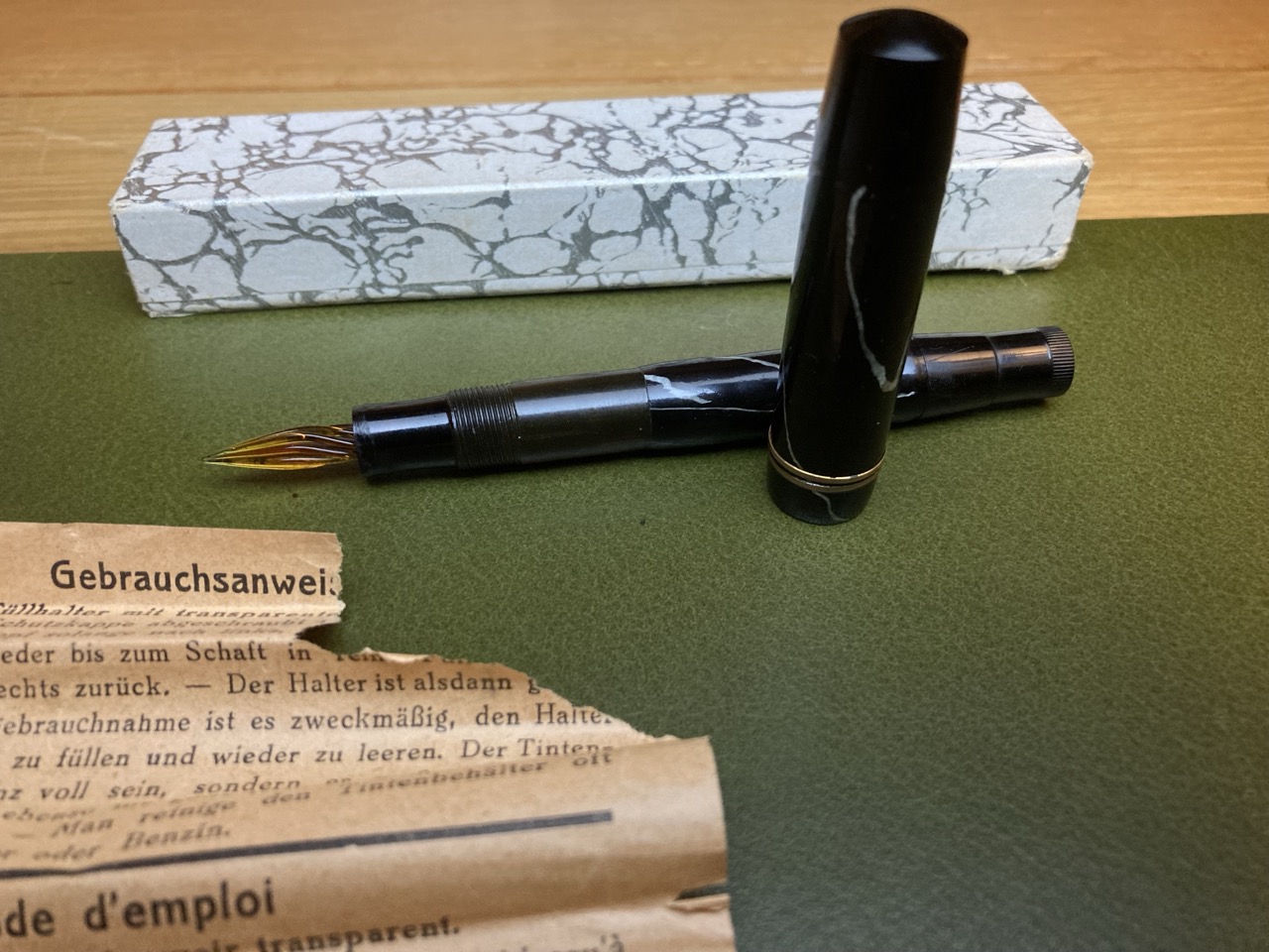Füller Glasfeder mit Kappe und Verpackung.jpeg