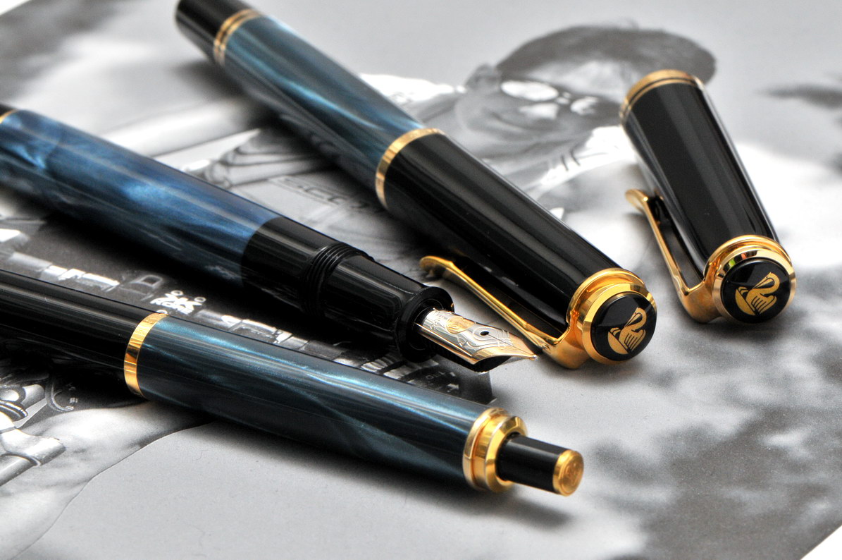 .<br />.<br />Bei den aufgewerteten blau marmorierten 200ern habe ich aus Anlass des Zuwachs´ eines Rollers nochmal Hand angelegt. Die Bildmarken sind wieder die Originale. Der Füllhalter hat jetzt zwei Ringe oben und einen unten, der Roller zwei unten und einen oben.<br />.